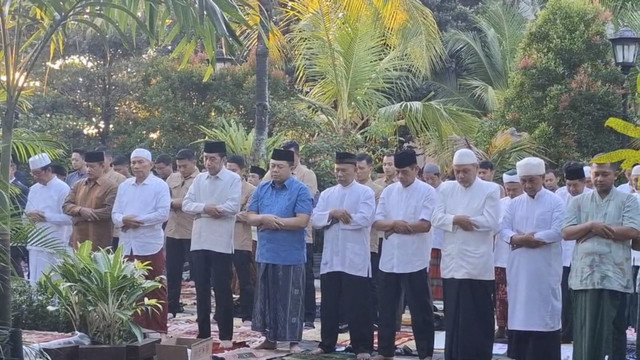 Jokowi laksanakan salat Idul Adha di halaman Graha Saba Buana, Kota Solo, Jumat (6/6/2025). Foto: kumparan