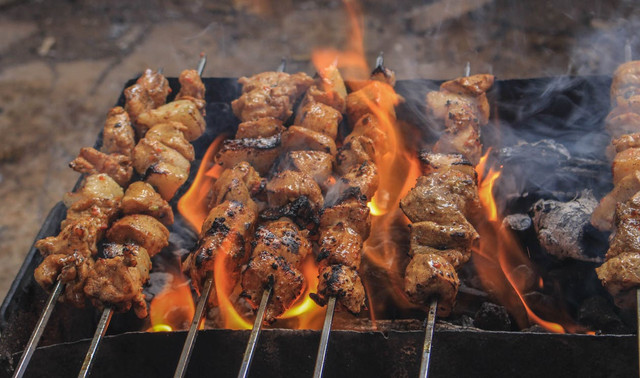 Ilustrasi Cara Menghangatkan Sate Kambing,Foto:Pexels/Samer Daboul