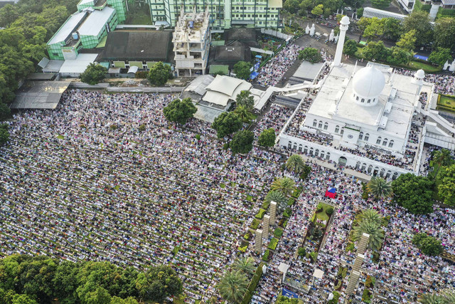 Foto udara umat Islam melaksanakan salat Idul Adha 1446 H di Masjid Agung Al Azhar, Jakarta, Jumat (6/6/2025). Foto: Sulthony Hasanuddin/ANTARA FOTO 