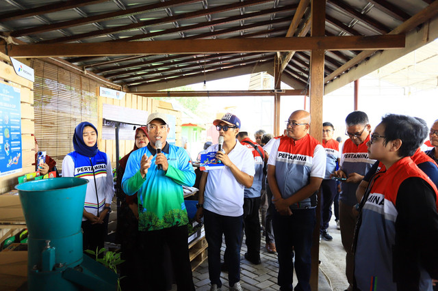 Wakil Bupati Cilacap, Ammy Amalia Fatma Surya (kanan) bersama Vice President CSR & SMEPP Pertamina (Persero), Rudi Ariffianto (ketiga dari kanan) beserta jajaran manajemen CSR & SMEPP Pertamina (Persero) mengunjungi beberapa booth Inovasi teknologi (finalis pertamuda) dalam acara Hari Lingkungan Hidup Sedunia yang diselenggarakan di Desa Energi Berdikari (EDB) Mernek Jeneg, Cilacap, Jawa Tengah, (04/06/2025). Foto: Dok. Pertamina