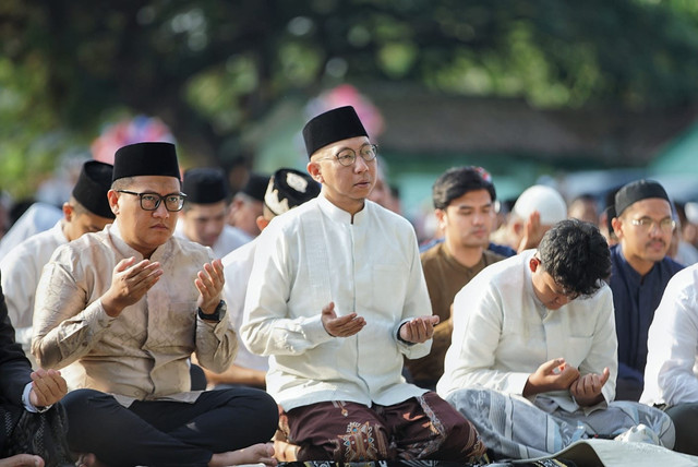 Gubernur Lampung, Rahmat Mirzani Djausal dalam pelaksanaan sholat Iduladha 1446 H bersama ribuan masyarakat di Lapangan Saburai Bandar Lampung | Foto : Dok. Adpim