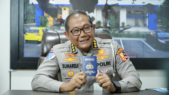 Kasubdit BPKB Ditregiddent Korlantas Polri Kombes Pol Sumardji, menunjukkan BPKB elektronik (e-BPKB). Foto: Korlantas Polri