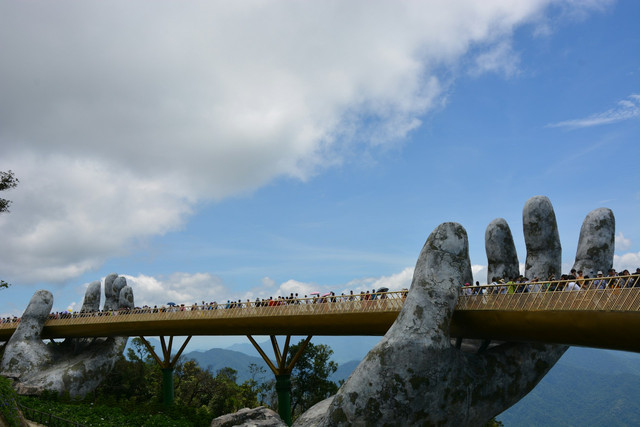 Tempat Wisata di Da Nang Vietnam. Foto Golden Bridge. Sumber Unsplash Sandip Roy