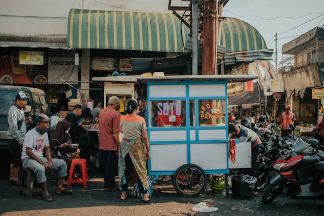 Pasar Kuliner Padang Panjang. Foto hanya ilustrasi. Sumber foto: Unsplash/Damar
