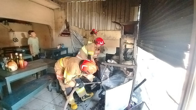 Petugas saat lakukan pemadaman kebakaran di Jalan Rajekwesi, Kelurahan Ledokkulon, Kecamatan Bojonegoro Kota, Kabupaten Bojonegoro, Jawa Timur. Jumat (19/05/2025) (Aset: Istimewa)