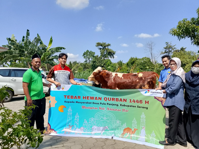 Pertamina salurkan hewan kurban di Desa Pulo Panjang, Serang dalam memperingati Idul Adha 1446 H/2025. Foto: Dok. Pertamina