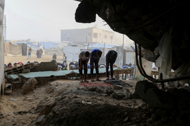 Umat Muslim Palestina bersiap melaksanakan Salat Idul Adha di Khan Younis, Jalur Gaza, Jumat (6/6/2025). Foto: Hatem Khaled/REUTERS