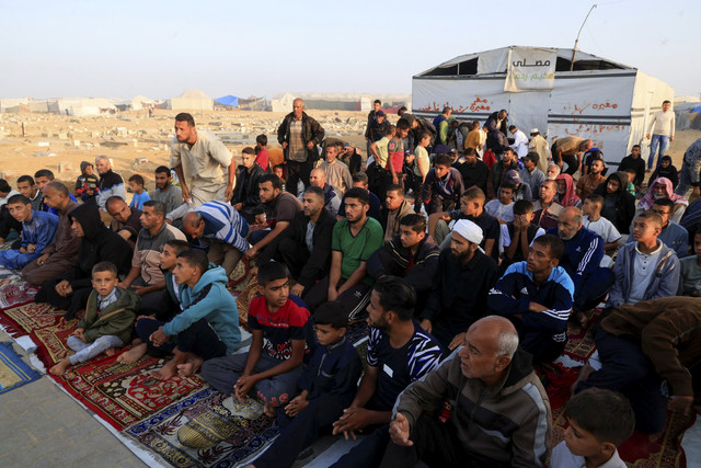 Umat muslim Palestina bersiap melaksanakan salat Idul Adha di Khan Younis, Jalur Gaza, Jumat (6/6/2025). Foto: Hatem Khaled/REUTERS