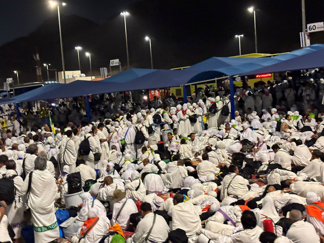 Suasana jemaah haji menunggu bus di Muzdalifah, Jumat (6/6/2025). Dok: kumparan