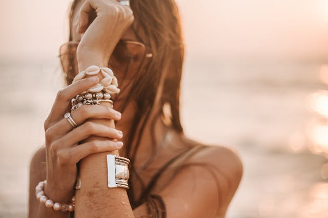 Ilustrasi arti gelang hitam di tangan kanan cewek. Sumber: pexels.com