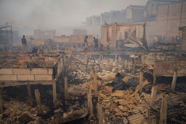 Warga berada di antara puing-puing rumah yang hangus dalam kebakaran permukiman padat penduduk di Jalan Kapuk Raya, Kapuk Muara, Penjaringan, Jakarta, Jumat (6/6/2025). Foto: ANTARA FOTO/Ferlian Septa Wahyusa