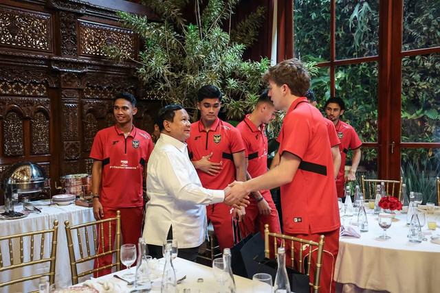 Presiden Prabowo Subianto menyambut kedatangan Pemain Timnas Indonesia di Kertanegara, Jakarta, Jumat (6/6/2025). Foto: Instagram/ @prabowo