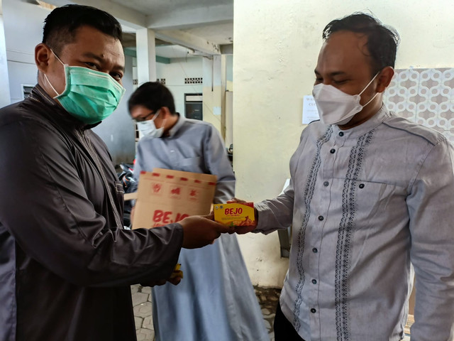 Dokumentasi Pribadi: Masyarakat Pondok Syafiurrahman Jember ketika pandemi Covid-19 memberi bantuan sebagai bentuk kepedulian sosial.