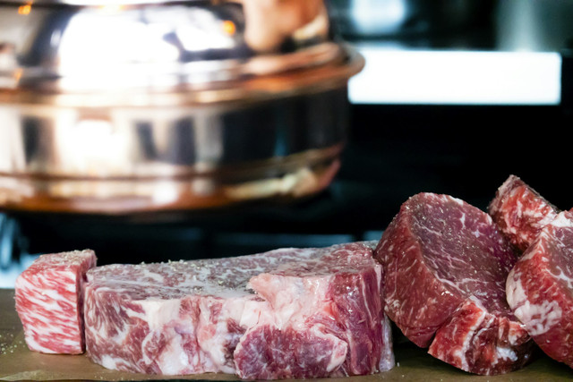 Ilustrasi Cara Mengolah Daging Kambing dari Freezer supaya Cepat Empuk, Unsplash/Changyoung Koh