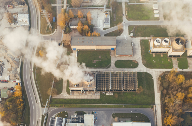 Ilustrasi industri yang menghasilkan gas emisi rumah kaca yang menjadi alasan pajak karbon harus diterapkan. Sumber: https://unsplash.com/photos/white-smoke-coming-out-from-a-window-NdMcz5d74Ak