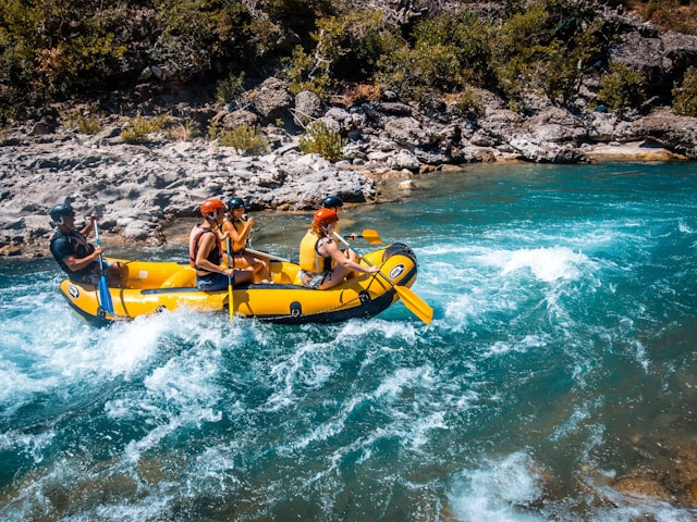 Tempat rafting di Magelang. Foto hanya ilustrasi, bukan tempat sebenarnya. Sumber: Unsplash/Adventure Albania