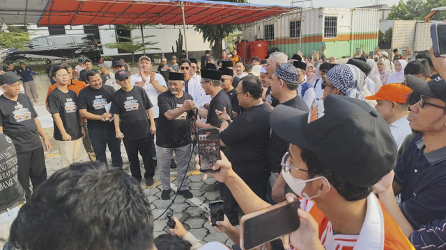 Presiden PKS Al Muzzammil Yusuf memotong hewan kurban di halaman gedung DPTP PKS Jakarta pada Sabtu (7/6/2025). Foto: Luthfi Humam/kumparan