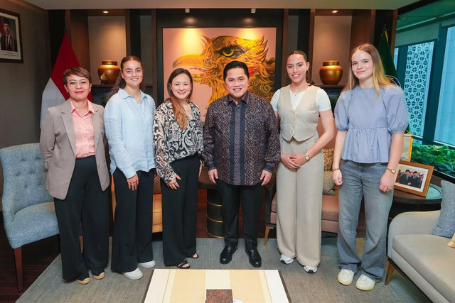 Calon naturalisasi Timnas Wanita Indonesia, Felicia de Zeeuw, Iris de Rouw, dan Isa Warps berfoto dengan Ketua Umum PSSI, Erick Thohir. Foto: Debby Lym