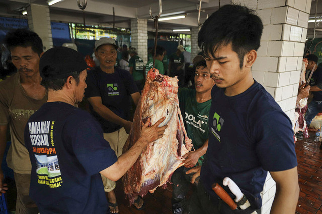 Pekerja memotong daging sapi kurban yang telah dipotong di Masjid Istiqlal, Jakarta, Sabtu (7/6/2025). Foto: Iqbal Firdaus/kumparan