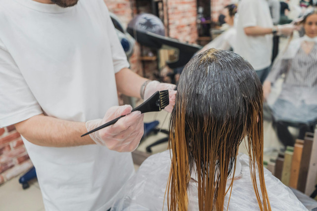 Ilustrasi warna rambut pendek untuk kulit sawo matang. Sumber: Pexels/Maria Geller