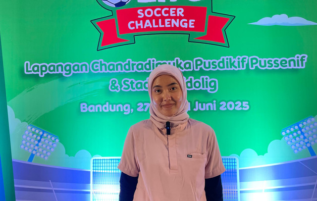 Putri Carissa, tim medis dari Dinkes Bandung yang bertugas di MilkLife Soccer Challenge Bandung 2025, di Lapangan PPI Pussenif, Bandung. Foto: Aji Nugrahanto/kumparan