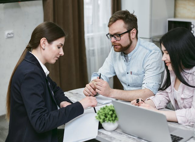 Tugas Loan Service. Foto hanya ilustrasi, bukan tempat sebenarnya. Sumber: Pexels/Mikhail Nilov