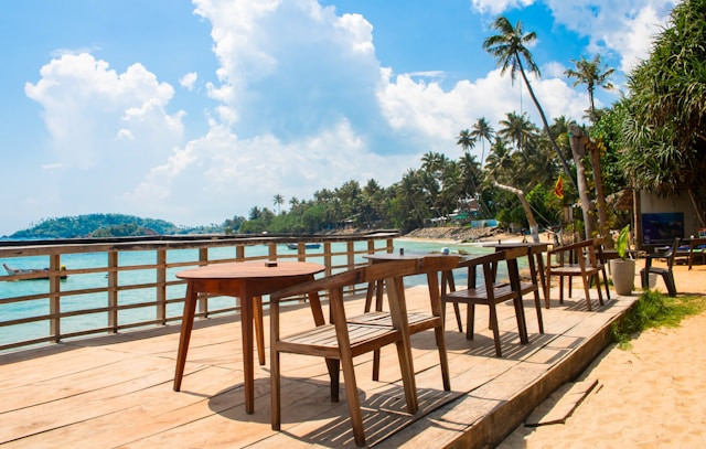 Penginapan Pantai Goa Langir. Foto hanya ilustrasi, bukan tempat sebenarnya. Sumber: Unsplash/Zoshua Colah