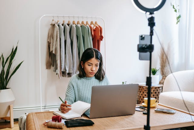 Cara Mempromosikan Produk. Foto hanya ilustrasi, bukan tempat sebenarnya. Sumber: Pexels/Liza Summer