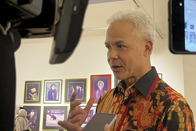 Mantan Gubernur Jawa Tengah Ganjar Pranowo menjawab pertanyaan wartawan, Sabtu (7/6/2025). Foto: Rayyan Farhansyah/kumparan