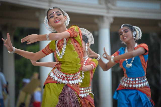 Ilustrasi perbedaan culture experience dan culture knowledge. Sumber: unsplash.com/Pavan Gupta