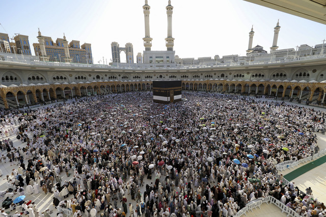 Umat Muslim melaksanakan ibadah haji di Masjidil Haram, Makkah, Arab Saudi, Jumat (6/6/2025). Foto: AFP