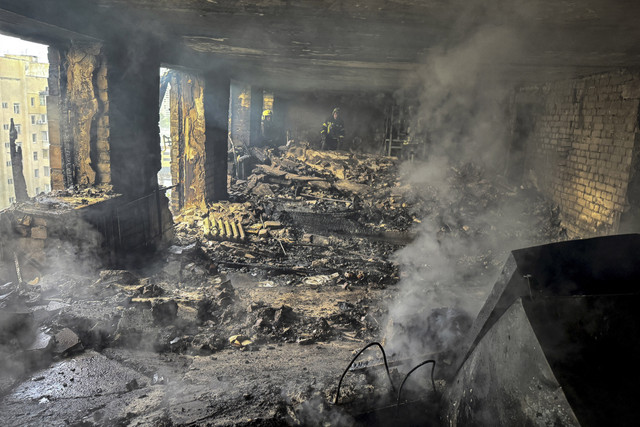 Petugas pemadam kebakaran memadamkan api yang membakar gedung akibat serangan drone Rusia ke Ukraina di di Kharkiv, Ukraina, Sabtu (7/6/2025). Foto: Vitalii Hnidyi/Reuters