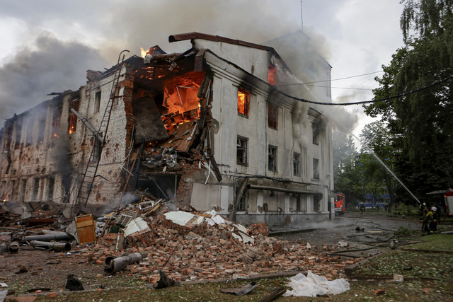 Petugas pemadam kebakaran memadamkan api yang membakar gedung akibat serangan drone Rusia ke Ukraina di di Kharkiv, Ukraina, Sabtu (7/6/2025). Foto: Sofiia Gatilova/Reuters