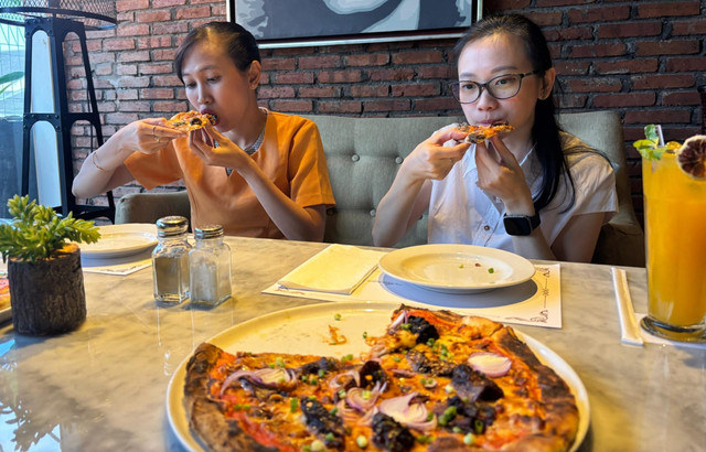 Nikmatnya Pizza Topping Kari Kambing dan Sate Daging dengan Cocolan Saus Kacang