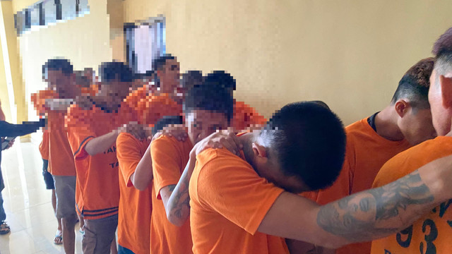 Tersangka narkoba yang berhasil diamankan. | Foto: Sinta Yuliana/Lampung Geh