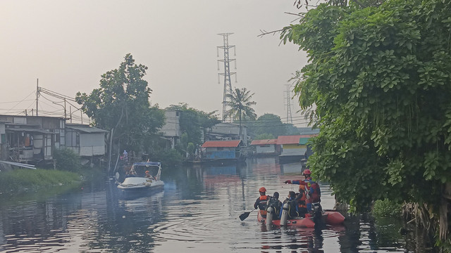 BPBD DKI Jakarta melakukan pencarian pria yang tercebur aliran Kali Cakung Drain di kawasan Cilincing, Jakarta Utara, Sabtu (7/6/2025). Foto: Istimewa