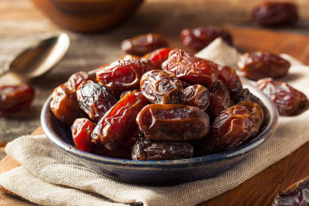 Buah Kurma (Sumber: https://www.istockphoto.com/id/foto/kurma-medjool-organik-mentah-gm516816754-89167343?searchscope=image%2Cfilm)