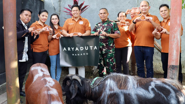Penyerahan hewan kurban dari Hotel Aryaduta Manado.