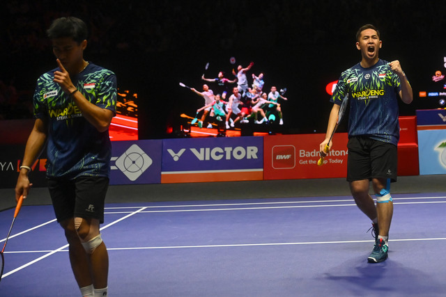 Pebulu tangkis ganda putra Indonesia Sabar Karyaman Gutama (kiri) dan Reza Pahlevi Isfahani (kanan) bereaksi usai meraih poin atas lawannya ganda putra Malaysia Man Wei Chong/Tee Kai Wun pada babak semifinal Kapal Api Indonesia Open 2025. Foto: ANTARA FOTO/Rivan Awal Lingga