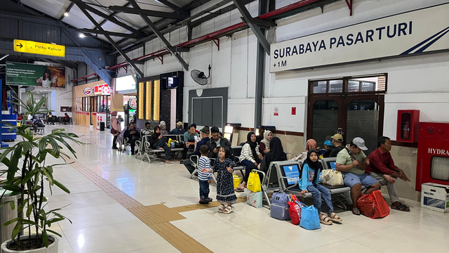 Suasana hilir mudik penumpang di Stasiun Pasar Turi Surabaya. Foto: Humas Daop 8 Surabaya