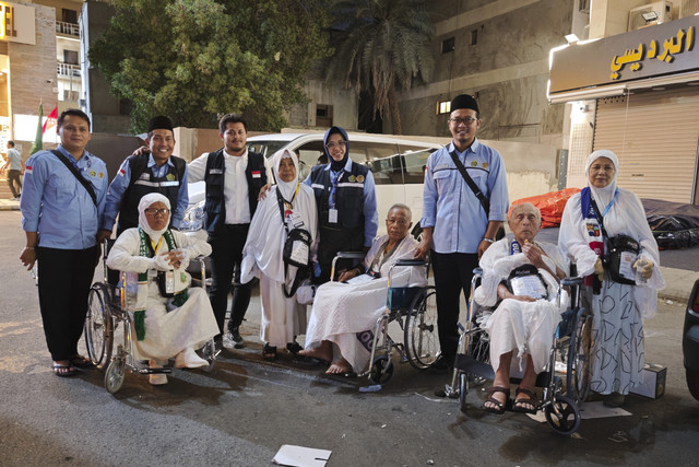 Petugas layanan lansia PPIH Arab Saudi bersiap mengantarkan jamaah calon haji lansia dan disabilitas untuk menunaikan umrah wajib dari hotel Burj Alwahda Almutamayiz, Makkah, menuju Masjidil Haram. Foto: Andika Wahyu/ANTARA FOTO