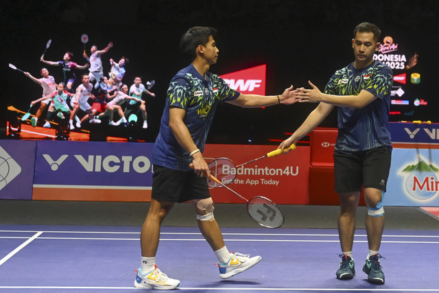Pebulu tangkis ganda putra Indonesia Sabar Karyaman Gutama (kanan) dan Reza Pahlevi Isfahani (kiri) mengembalikan kok ke arah ganda putra Malaysia Man Wei Chong/Tee Kai Wun pada babak semifinal Kapal Api Indonesia Open 2025 di Istora Senayan. Foto: Hafidz Mubarak A/ANTARA FOTO