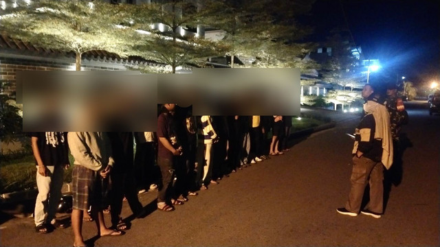 Satpol PP saat menertibkan anak-anak di bawah umur yang terjaring patroli jam malam anak di Pontianak. Foto: Dok. Istimewa
