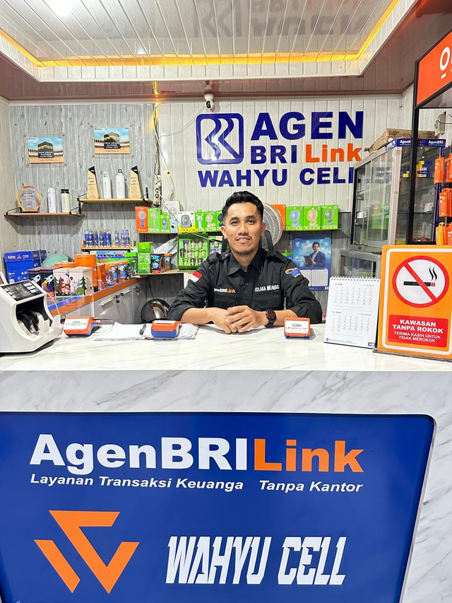 Wahyuddin sebagai pemilik AgenBRILink "Wahyu Cell" di Kelurahan Ngapa, Kecamatan Wundulako, Kabupaten Kolaka, Sulawesi Tenggara berhasil mengembangkan usaha dan menciptakan lapangan kerja bagi warga sekitar. Foto: Dok. BRI
