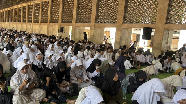Sejumlah anak yatim makan bersama qurban Presiden Prabowo dan Wakil Presiden Gibran Rakabuming Raka di Masjid Istiqlal, Minggu (8/6/2025). Foto: Haya Syahira/kumparan