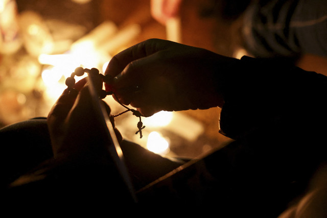 Warga menyalakan lilin untuk mengenang kematian calon presiden Kolombia Miguel Uribe Turbay yang ditembak saat kampanye di luar rumah sakit Santa Fe Foundation, Bogota, Kolombia, Sabtu (7/6/2025). Foto: Luisa Gonzalez/Reuters