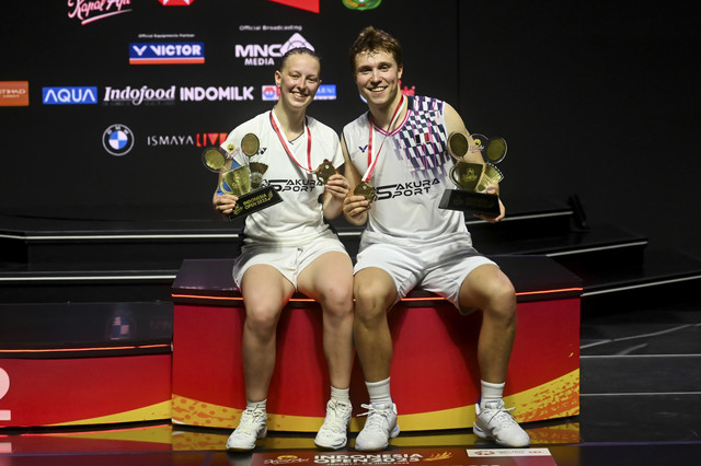 Pebulu tangkis ganda campuran Prancis Thom Gicquel (kanan) dan Delphine Delrue (kiri) berpose mengalahkan pebulu tangkis ganda campuran Thailand Dechapol Puavaranukroh dan Supissara Paewsampran pada babak final Kapal Api Indonesia. Foto: Rivan Awal Lingga/ANTARA FOTO