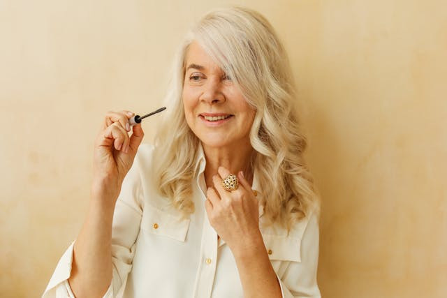 Ilustrasi produk olay untuk usia 50 tahun ke atas . Sumber: Polina Tankilevitch/pexels