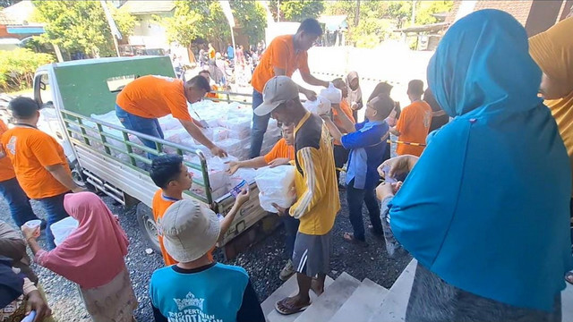 PT Laskar Buah Bojonegoro, saat membagikan daging kurban kepada warga di Kabupaten Bojonegoro, Jawa Timur. Sabtu (07/06/2025). (Aset: Istimewa)