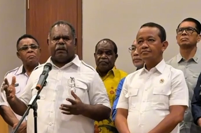 Menteri ESDM Bahlil Lahadalia bersama Gubernur Papua Barat Daya Elisa Kambu saat temu media di hotel Swiss Bell Sorong, Sabtu (7/6/2025). Foto: Kementerian ESDM